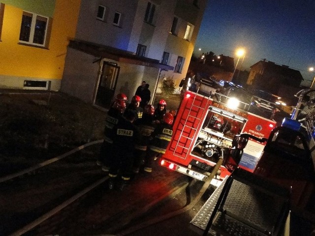Pożar mieszkania na dziewiątym piętrze w wieżowcu przy ulicy Gajowej 43 gasiły cztery jednostki straży pożarnej.