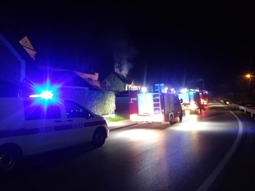 Nocą wybuchł pożar w kompleksie budynków parafialnych w Rybnej. Paliła się organistówka