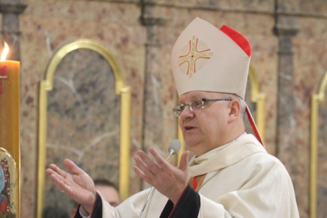 Biskup Andrzej Czaja uważa, że wyrok sądu może ukróci spekulacje na temat wulgarnych maili, za którymi - zdaniem zawieszonego księdza - miała stać kuria.