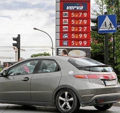 Na stacjach paliw w Krakowie cena benzyny E95 zbliża się do 5,80 zł FOT. ANNA KACZMARZ