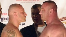 Mariusz Pudzianowski (z prawej) w 44 sekundy rozłożył Najmana.