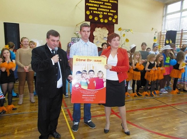 Przedstawiciel Towarzystwa "Nasz Dom" Dariusz Michalczyk (z lewej) przekazał szkole w nagrodę czek w wysokości 2 tys. zł