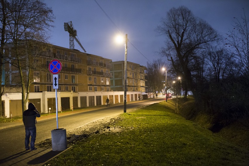 Park Młynówka przy Filtrowej jest szczelnie obudowywany...