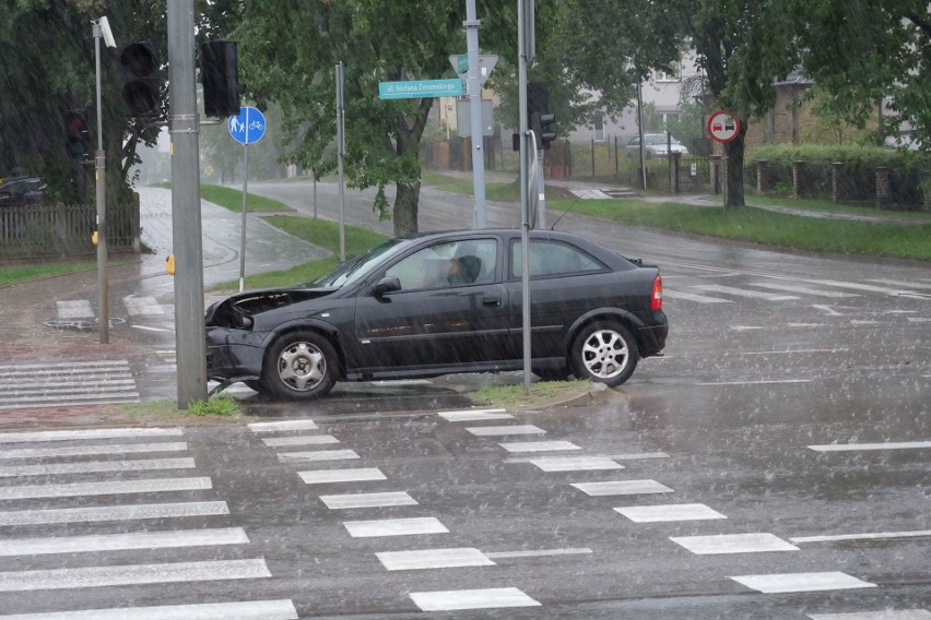 Uderzenie było na tyle silne, że jedno z aut staranowało...