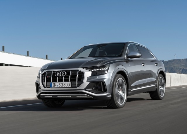 Audi SQ8 TDI Napęd w nowym Audi SQ8 TDI przenoszony jest na koła za pośrednictwem ośmiostopniowej, automatycznej skrzyni biegów tiptronic. Jej dwumasowe koło zamachowe posiada dostosowujący się do liczby obrotów tłumik drgań, który przy bardzo niskiej liczbie obrotów kompensuje niepożądane drgania silnika Diesla V8.Fot. Audi