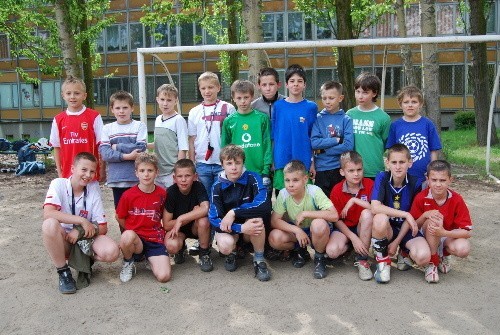 W klubie parafialnym Maksymilian w piłkę nożną gra kilkudziesięciu chłopców