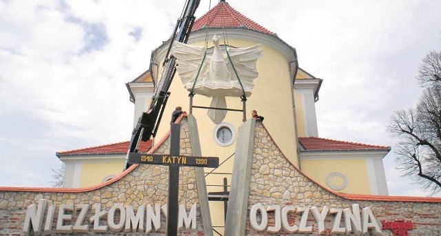 Montaż wielkiego orła na pomniku „Niezłomnym - Ojczyzna” w Morawicy trwał ponad dwie godziny