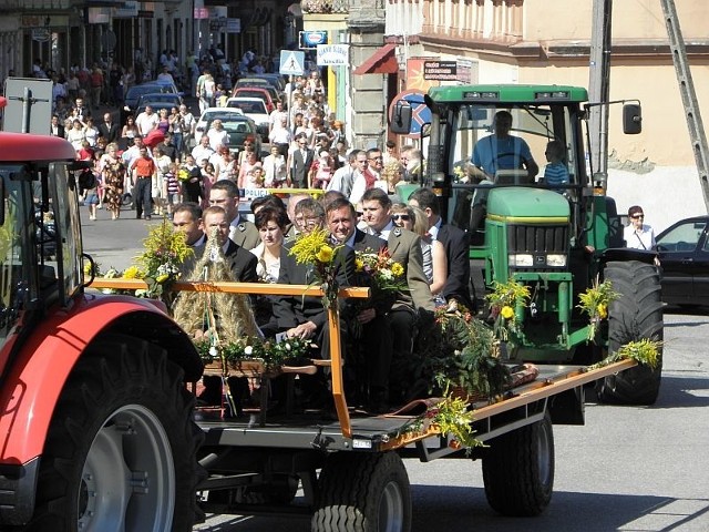 Delegacje przejechały przez miasto na bryczkach konnych oraz specjalnych platformach ciągniętych przez traktory
