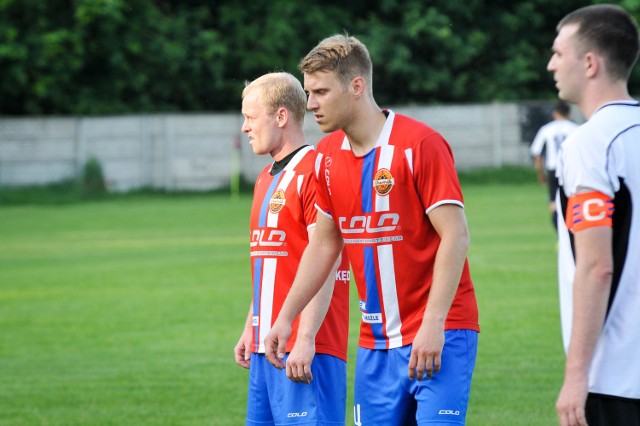 Piłkarze Chemika Kędzierzyn-Koźle (z lewej Tomasz Browarski, obok Patryk Paczulla) sezon zaczną od meczu z Małąpanwią Ozimek na własnym stadionie.