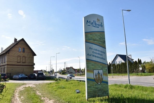 Witacze na rogatkach Malborka dawno wyblakły. Władze zapowiadają ich stopniową renowację.