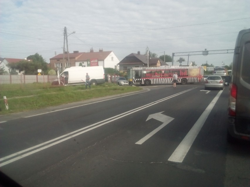 Wypadek z udziałem autobusu MKS w Trzebownisku. Rannych 13 osób [FOTO, WIDEO]