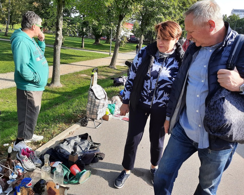 Białystok. Wyprzedaż garażowa przed Klubem Krąg. Prawdziwe perełki, których nie kupisz w sklepie [ZDJĘCIA]