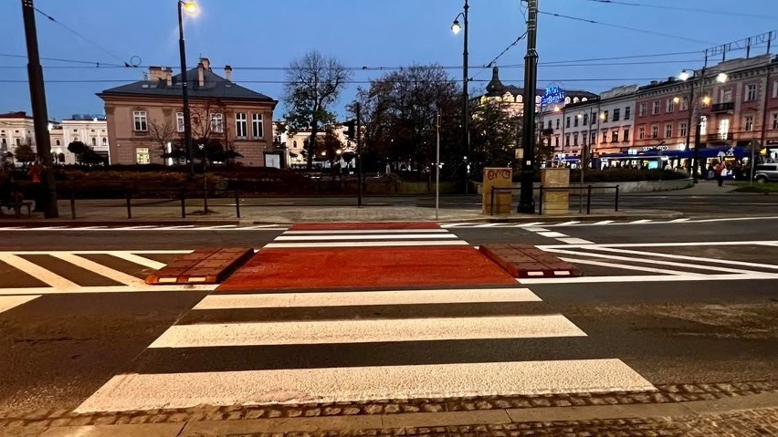 Nowe przejście dla pieszych pod galerią w Krakowie już jest. I wywołuje emocje