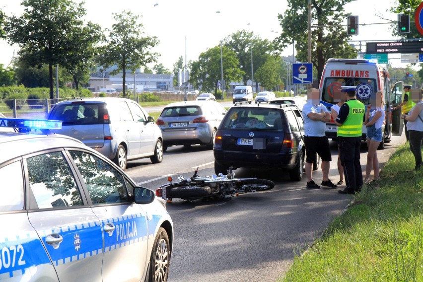 Wypadek pod Koroną. Motocykl uderzył w samochód