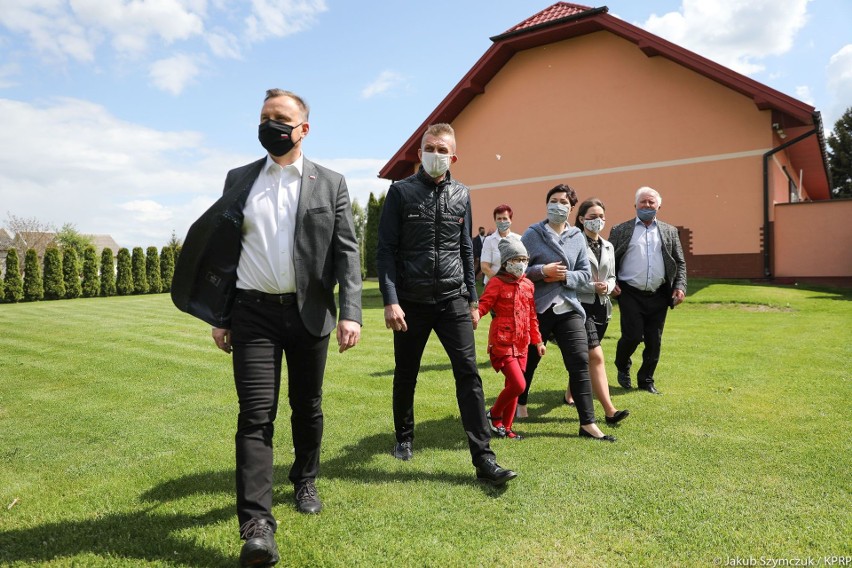 Prezydent Andrzej Duda w gospodarstwie agroturystycznym w Tarczku w gminie Pawłów - kulisy gościny. Na na obiad były udka z kaczki (WIDEO)