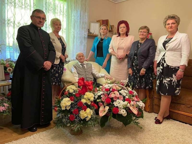 Jan Mioduszewski z Zakrzewa Wielkiego 28.08.2021 obchodził setne urodziny. Była msza św., kwiaty, gratulacje i tort. Zdjęcia