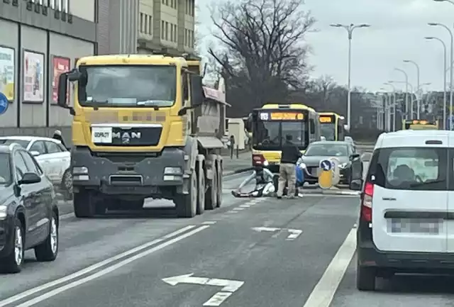 Wypadek na Partynicach we Wrocławiu. 8 marca mężczyzna został potrącony na przejściu dla pieszych. Poszkodowany ma zmiażdżoną nogę.