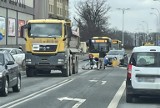 Wypadek na ul. Zwycięskiej we Wrocławiu. Ciężarówka zmiażdżyła nogę mężczyźnie