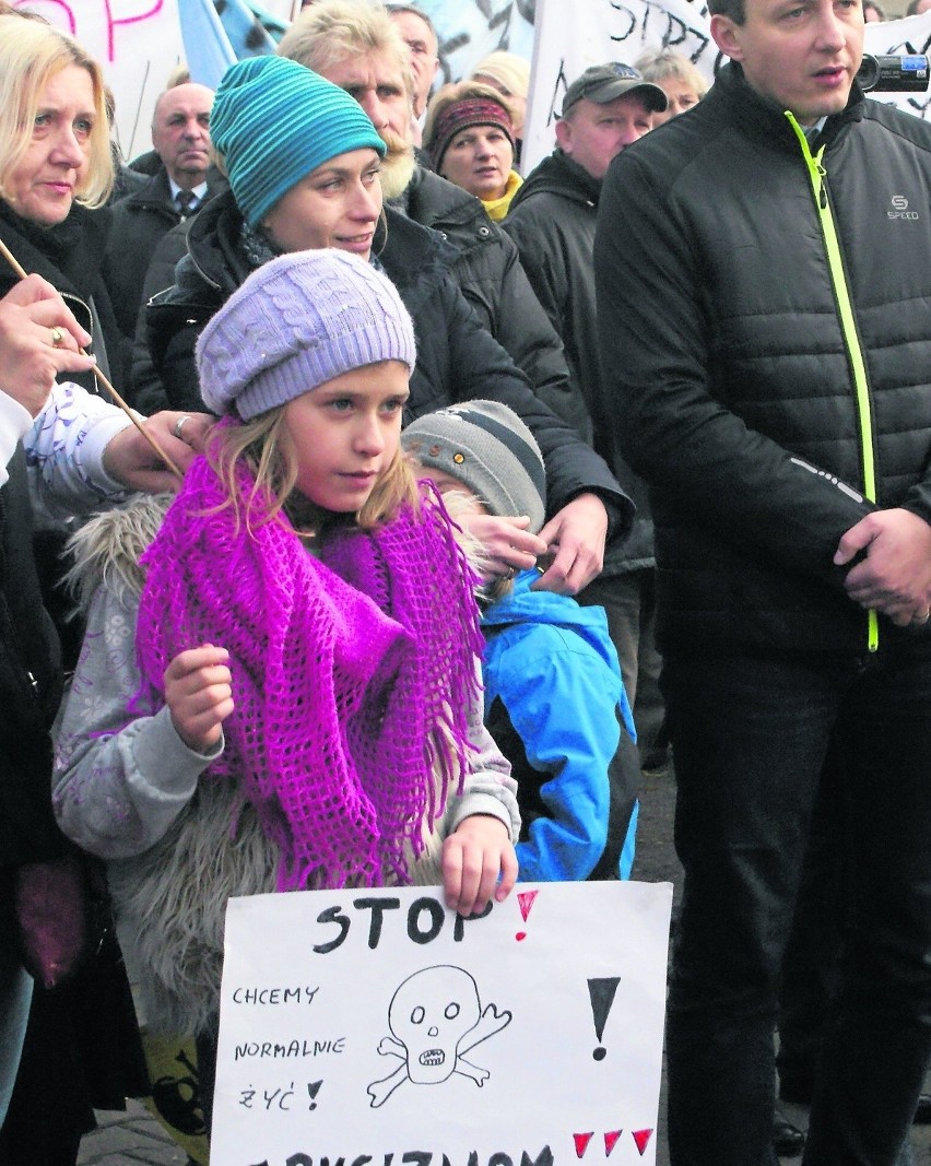 Całe rodziny, starsi i młodsi, nie mogą pogodzić się z tym,...