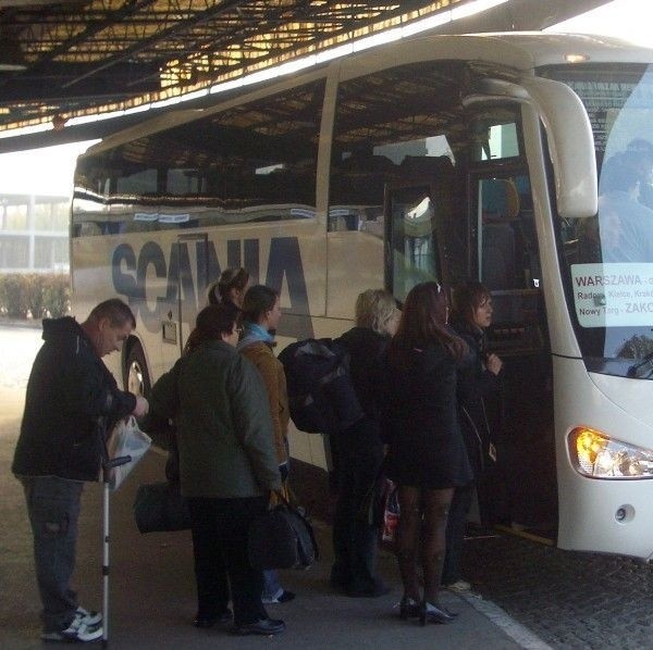 Kierowca, który nie przejdzie obowiązkowych szkoleń, nie będzie miał prawa przewozić pasażerów. Dla firm transportowych oznacza to duże koszty, których teraz nie ponoszą.