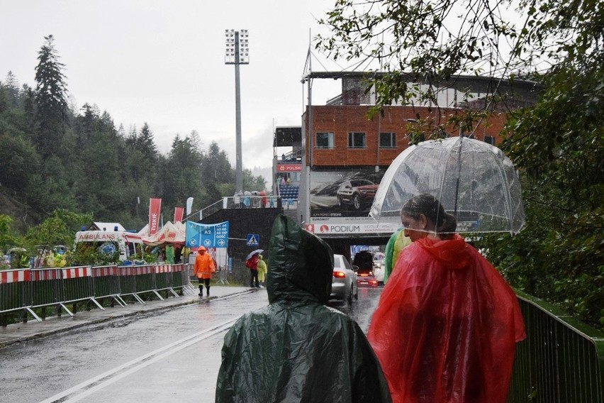 Letnia Grand Prix 2019 w Wiśle: ulewny deszcz przed konkursem nie odstrasza kibiców