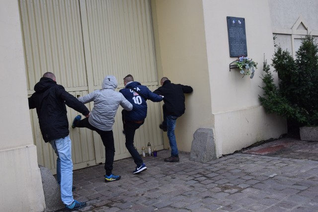 Marsz przeciw przemocy dla 3-letniego Tomka skatowanego na śmierć. Niektórzy uczestnicy zgromadzenia byli wulgarni i agresywni. Wyładowali swoją złość na bramach Zakładów Karnych w Grudziądzu. Na zdjęciu pod ZK przy ul. Wybickiego.