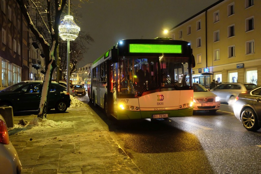 Kobieta skręciła w prawo na buspas w momencie, gdy kierowca...