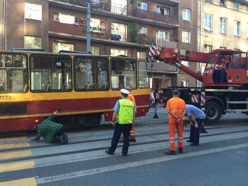 Wykolejenie tramwaju przy Żwirki! Tramwaje w kierunku Dąbrowy nie jeżdżą [zdjęcia]