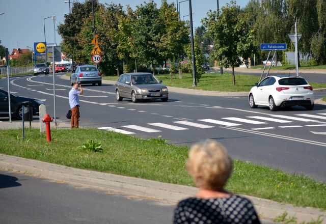 Skrzyżowanie ulic Willowej i Relaksowej. Mieszkańcy os. Botanik chcą, aby stanęła tam sygnalizacja świetlna umożliwiająca bezpieczne dojście pieszym m.in. do przystanku komunikacji miejskiej