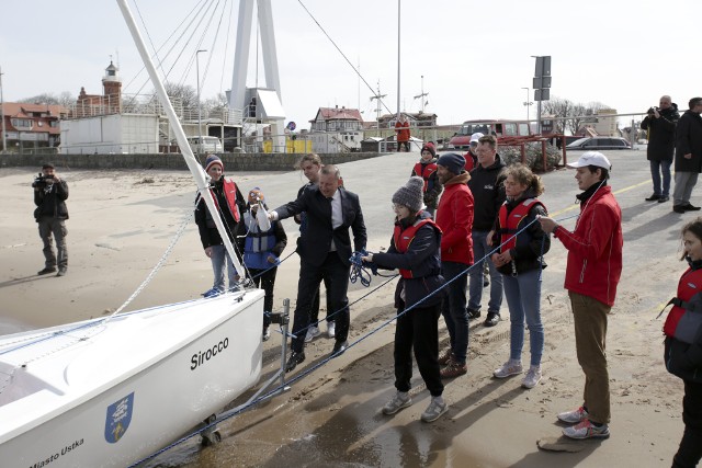 W usteckim porcie zwodowano pięć łodzi, które miasto Ustka otrzymało w ramach projektu „Pomorskie Szlaki Kajakowe Słupią przez Równinę Słupską”