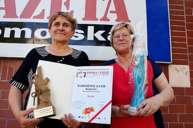 Panie Ewa Kowalczyk i Barbara Dudek prezentują trofea zdobyte przez "Radojewiczan" w Szprotawie