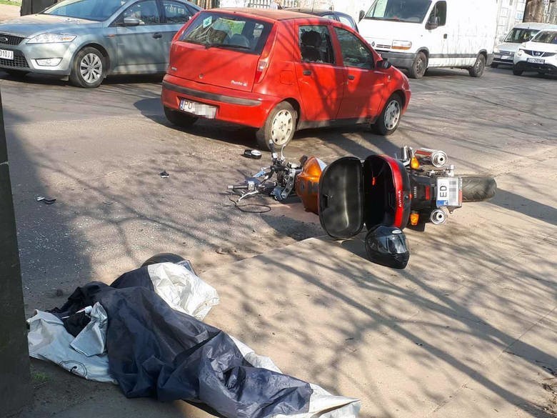 Wypadek na ul. Franciszkańskiej w Łodzi. Motocyklista został potrącony przez fiata punto [zdjęcia]