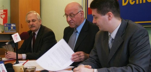 Poseł Jan Kochanowski (w środku) zapewniał, że zapis o Zielonej górze, jako siedzibie regionalnego ośrodka Telewizji Polskiej to "błąd techniczny&#8221;.