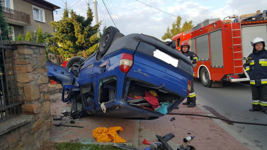 Dachowanie w Sance. Kierująca utraciła panowanie nad pojazdem