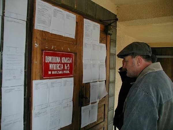 Mieszkańcy Bielska z dużym zainteresowaniem czytali obwieszczenia wywieszone przez komisje wyborcze 