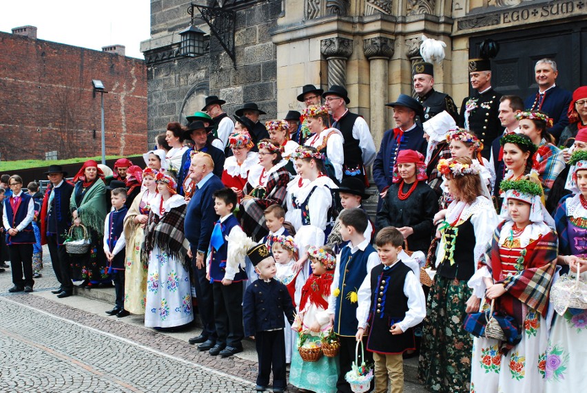 W Bytomiu-Rozbarku święcili pokarmy wielkanocne w strojach...