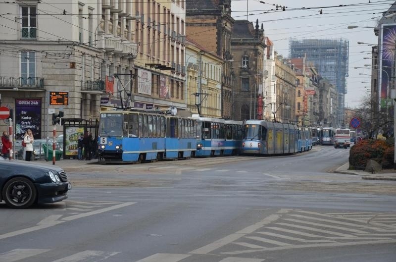 Wrocław: Protest emerytów. Zablokowali ul. Piłsudskiego (FILM, ZDJĘCIA)