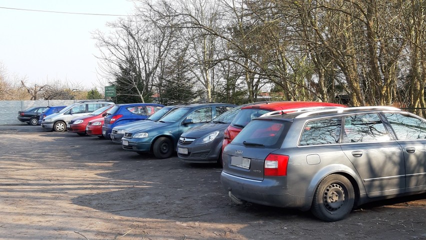 Parkingi przy działkach w stronę Bierkowa były zapełnione...