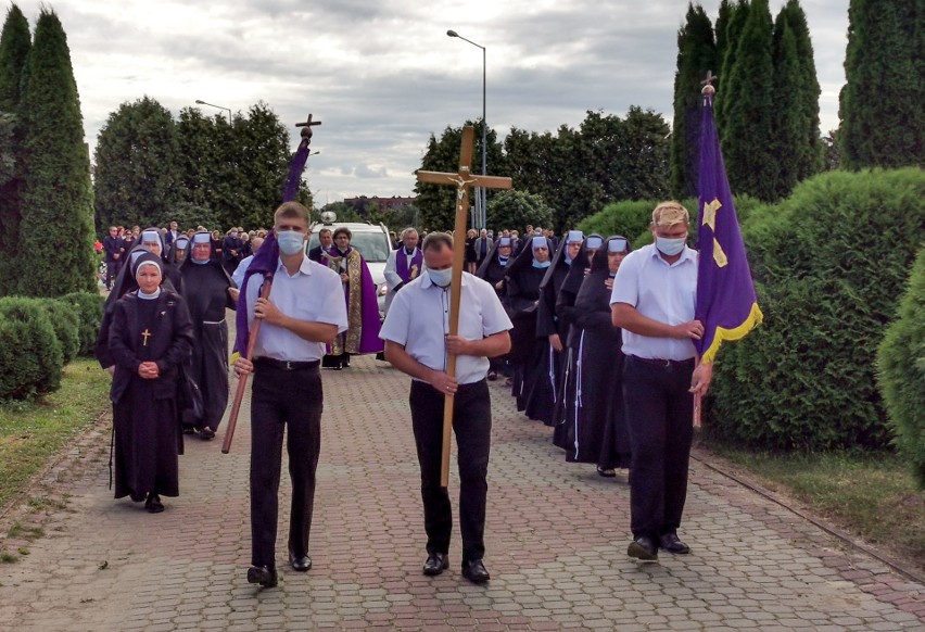 Na cmentarzu w Lubaczowie pożegnano Karolinę i Patryka, którzy zginęli w wypadku pod Gliwicami. W Krowicy Samej pochowano 59-letniego Jana