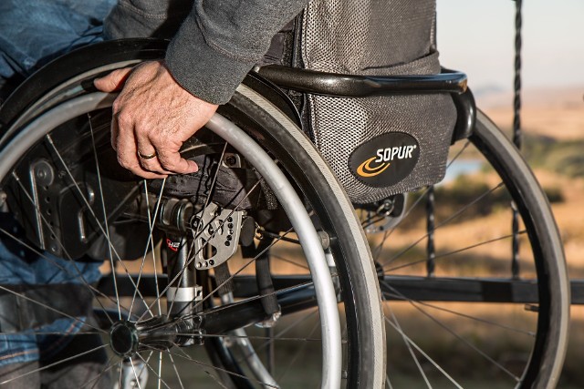 Konkurs "Człowiek bez barier" promuje działaczy na rzecz poprawy losu osób z niepełnosprawnościami.