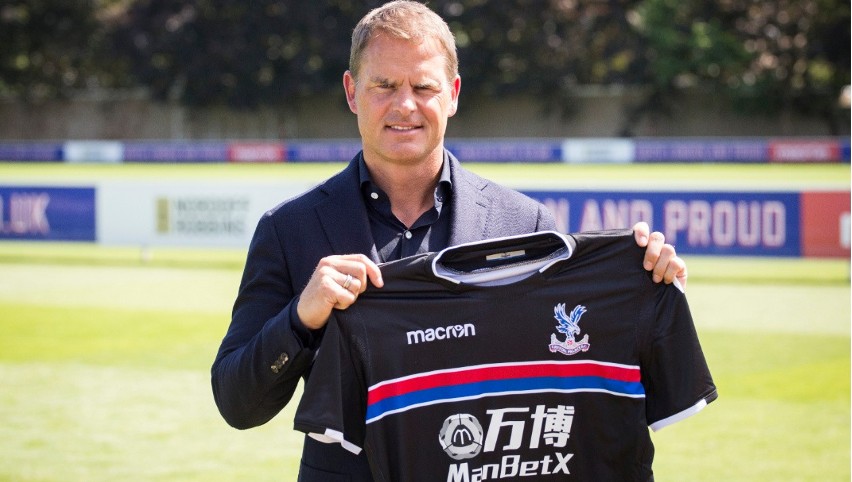 Frank de Boer z koszulką Crystal Palace