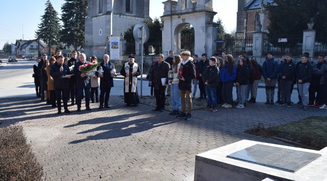 Przedstawiciele samorządu wspólnie z uczniami skalbmierskich szkół stanęli do Apelu Pamięci przed Pomnikiem Niepodległości.