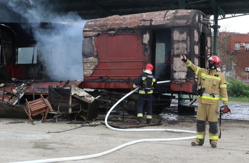Pożar wagonu na Dworcu Świebodzkim we Wrocławiu.