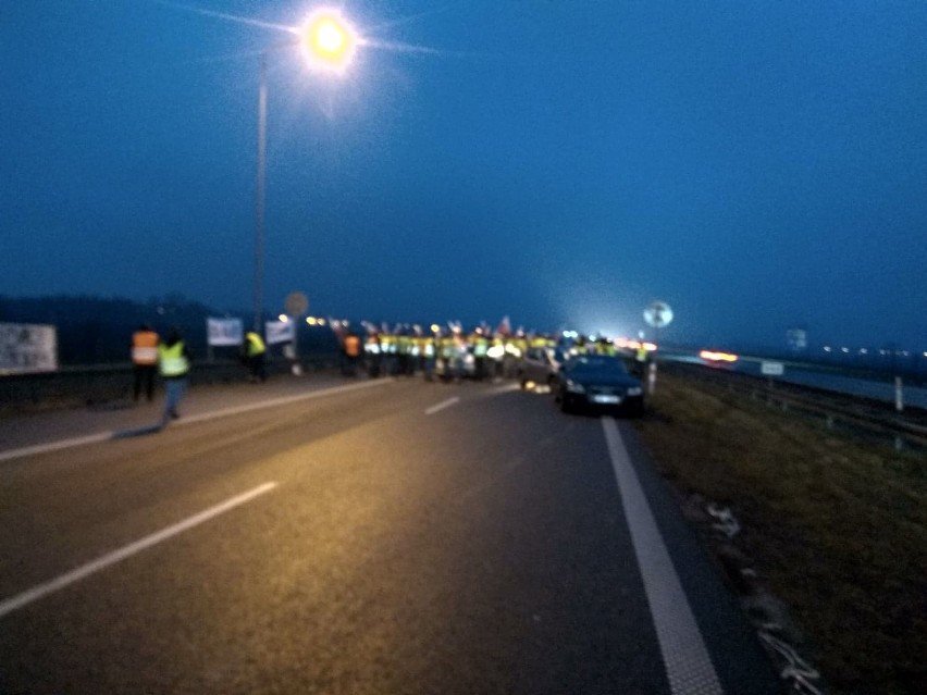 Protest rolników na autostradzie z Łodzi do Warszawy. W akcji gospodarze z całego kraju 