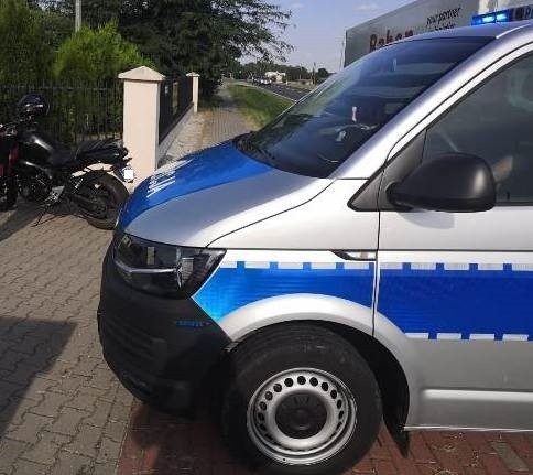 Policjanci z patrolu na jednej z ulic w Brzezinach zauważyli...