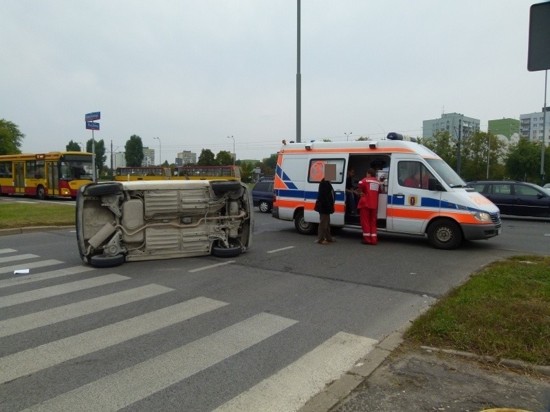 Po zderzeniu z fordem mondeo kombi... seicento na boku [FILM, zdjęcia]