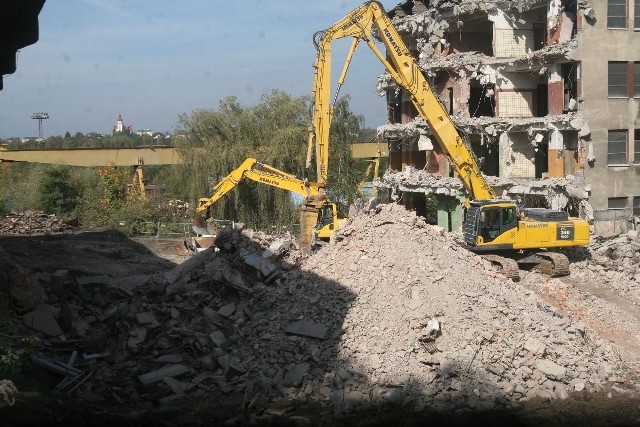 Trwa burzenie łaźni i rozdzielni prądu kopalni KWK Anna w Pszowie