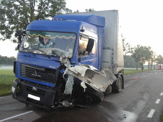 Do tragicznego wypadku doszło dzisiaj po godzinie 3. W miejscowości Żurobice (gmina Dziadkowice) doszło do wypadku, w którym uczestniczyły dwa pojazdy: samochód ciężarowy oraz bus marki Citroen Jumper.