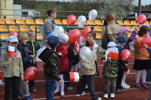 Po raz pierwszy tak uroczyście. Przedszkolaki i uczniowie szkół zjechali ze wszystkich zakątków gminy -z tysiącem chorągiewek oraz białych i czerwonych balonów.