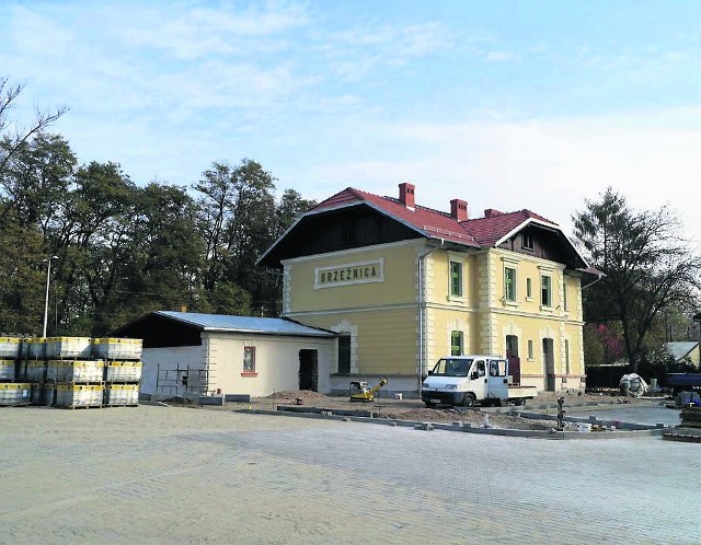 100-letni budynek dworca przeszedł remont instalacji, stolarki, elewacji, pokrycia dachowego. Obok niego jest wielki plac, na którym można zostawić samochody, by dalej jechać ... busem